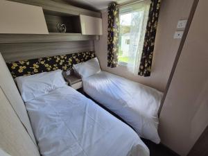 A bed or beds in a room at Swift