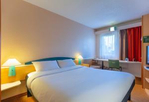Postel nebo postele na pokoji v ubytování B&B HOTEL Blois Nord Vallée Maillard + 28 fotografií