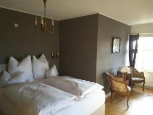 A bed or beds in a room at Schuberts Oderbruch Landpension