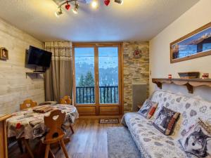 Posezení v ubytování Charmant appartement rénové avec balcon au centre de Flaine - FR-1-425-191