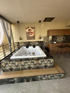 Una gran bañera en el medio de una habitación. en The Casa Alegra Luxury Villa, en Belek 3 fotos más
