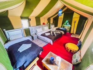 Postel nebo postele na pokoji v ubytování Sahara Deluxe Camp