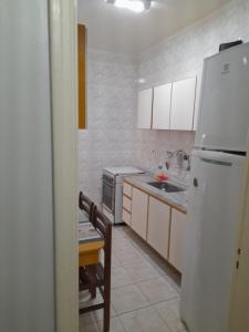 Η κουζίνα ή μικρή κουζίνα στο Condomínio Edifício Solar Maripuanã