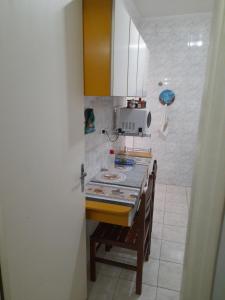 Η κουζίνα ή μικρή κουζίνα στο Condomínio Edifício Solar Maripuanã +4 φωτογραφίες