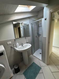 Koupelna v ubytování Apt Nettuno - Relax Privè - 3 Bedrooms - 2 Baths - AC - Parking - Wifi