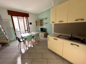 Kuchyň nebo kuchyňský kout v ubytování Apt Nettuno - Relax Privè - 3 Bedrooms - 2 Baths - AC - Parking - Wifi