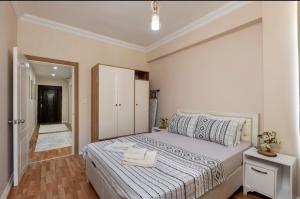 Un pat sau paturi într-o cameră la Antalya'nın kalbinde old-town ve marina yakını şık daire