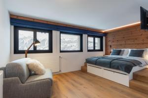 - une chambre avec un lit, un canapé et des fenêtres dans l'établissement Studio Les Bouleaux - 1 lit - 3 pers, à Saint-Martin