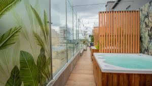 bagno con vasca e pareti in vetro di Hotel Soratama a Pereira