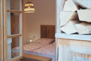 a small bedroom with a bed and a mirror at Alpen Lounge Leitzachtal - große urige Wohnung mit Dachterasse und Bergblick in Fischbachau