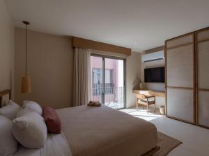 Un dormitorio con una cama grande y un escritorio. en luxury Penthouse Tulum, en Tulum 25 fotos más