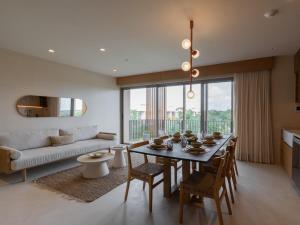 una sala de estar con una mesa y un sofá en luxury Penthouse Tulum, en Tulum