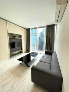 Una sala de estar con un sofá y un televisor. en Platinum KLCC 2BR by Dream Inn, en Kuala Lumpur 51 fotos más