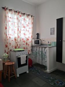 Dapur atau dapur kecil di Kitnet 10min do metrô Jabaquara +6 gambar