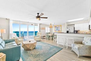 Χώρος καθιστικού στο Brand New! BeachFront, SPECTACULAR VIEWS, LRG BALCONY