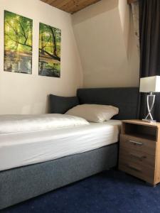 En eller flere senger på et rom på Hotel Weismann