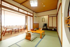 a japanese room with a table and chairs at Mitsui Bekkan in Yonago