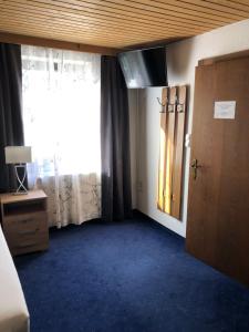 En eller flere senger på et rom på Hotel Weismann