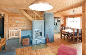 a living room with a fireplace and a dining room at Okkolan Lomamökit in Puumala