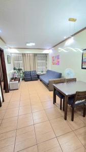Χώρος καθιστικού στο Ina Mansion Baguio Condo near Burnham by DeiGratia