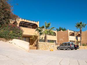 Un coche aparcado en un estacionamiento frente a un edificio. en Appartement résidence, en Taghazout