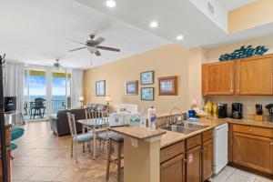 Η κουζίνα ή μικρή κουζίνα στο Gorgeous Dolphin Delight 616, Penthouse, Free Activities Included!