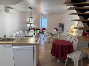Virtuve vai virtuves zona naktsmītnē Gite de groupe lacs et forêt du jura - Orgelet