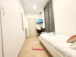 a hotel room with a bed and a desk at BARI ROOMS Abate Gimma in Bari