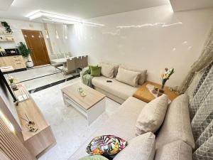 Posezení v ubytování The Royal Suite Apartment in the heart of Tangier