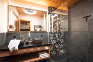 Ένα μπάνιο στο Boutique Apartment Sonnenhang - incl InfinityPOOL