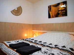 a bedroom with a bed with black pillows on it at Appartement à 150 m de la cathédrale in Rodez