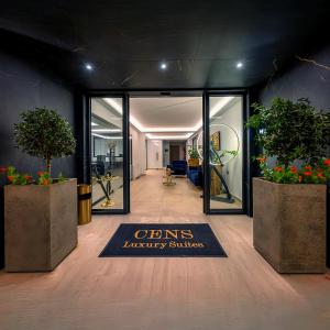 una oficina con dos macetas y un cartel que dice estudios de terapia de clines en Cens Gold Luxury Suites, en Ioannina