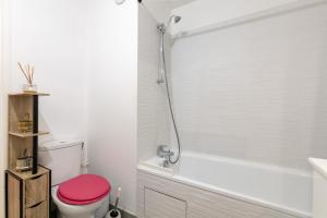 La salle de bains est pourvue de toilettes et d'un couvercle rouge. dans l'établissement Luxury à 10mn du Centre de Paris & Free Parking, à Vitry-sur-Seine 72 autres photos