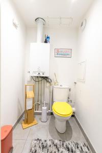 a bathroom with a toilet with a yellow lid at Luxury à 10mn du Centre de Paris & Free Parking in Vitry-sur-Seine