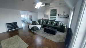 Χώρος καθιστικού στο Stunning Unique & Elegantly Refurbed Seafront 2BD