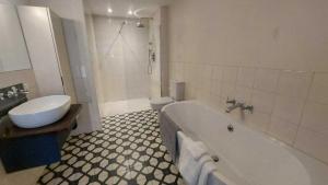 Koupelna v ubytování Stunning Unique & Elegantly Refurbed Seafront 2BD