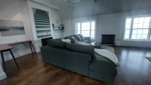 Χώρος καθιστικού στο Stunning Unique & Elegantly Refurbed Seafront 2BD