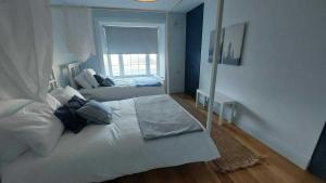 Postel nebo postele na pokoji v ubytování Stunning Unique & Elegantly Refurbed Seafront 2BD + 18 fotografií