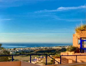 vistas al océano desde el balcón de una casa en Relajantes vistas al mar Mojácar, en Mojácar