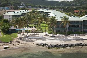 Et luftfoto af Colony Cove Beach Resort