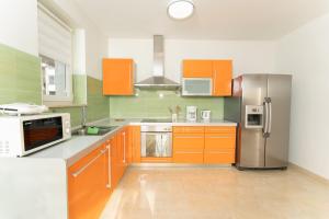 Kuchyň nebo kuchyňský kout v ubytování Apartments Oriana