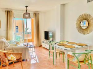 una sala de estar con una mesa con galletas. en Relajantes vistas al mar Mojácar, en Mojácar 32 fotos más