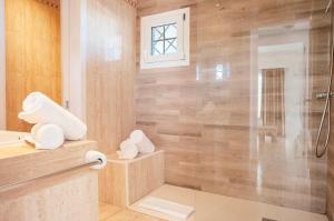 a bathroom with a shower and a sink at Ona Village Cala d'Or in Cala d´Or
