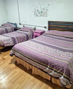 Kama o mga kama sa kuwarto sa Hostal Arrayan