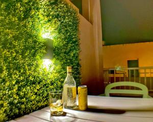 Una botella de vino y una copa en una mesa en Relajantes vistas al mar Mojácar, en Mojácar