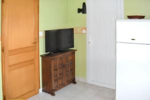 Μια τηλεόραση ή/και κέντρο ψυχαγωγίας στο Petite maison charmante à La Couarde-sur-Mer avec jardin clôturé