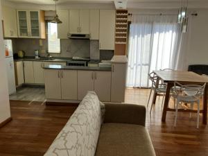 Una cocina y una sala de estar con un sofá y una mesa. en Dpto tranquilo pleno Centro-Sur con Cochera, en Santa Fe