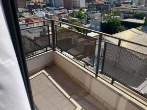 Un balcón con vista a una ciudad en Dpto tranquilo pleno Centro-Sur con Cochera, en Santa Fe