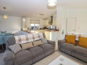 a living room with two couches and a kitchen at The Sanctuary in Richmond
