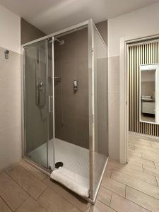 una ducha con puerta de cristal en un baño en BB Nuova Villa Paradiso, en Urbino 19 fotos más